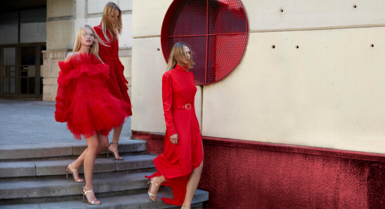 modelos vestidas de rojo bajando por las escaleras campaña elle
