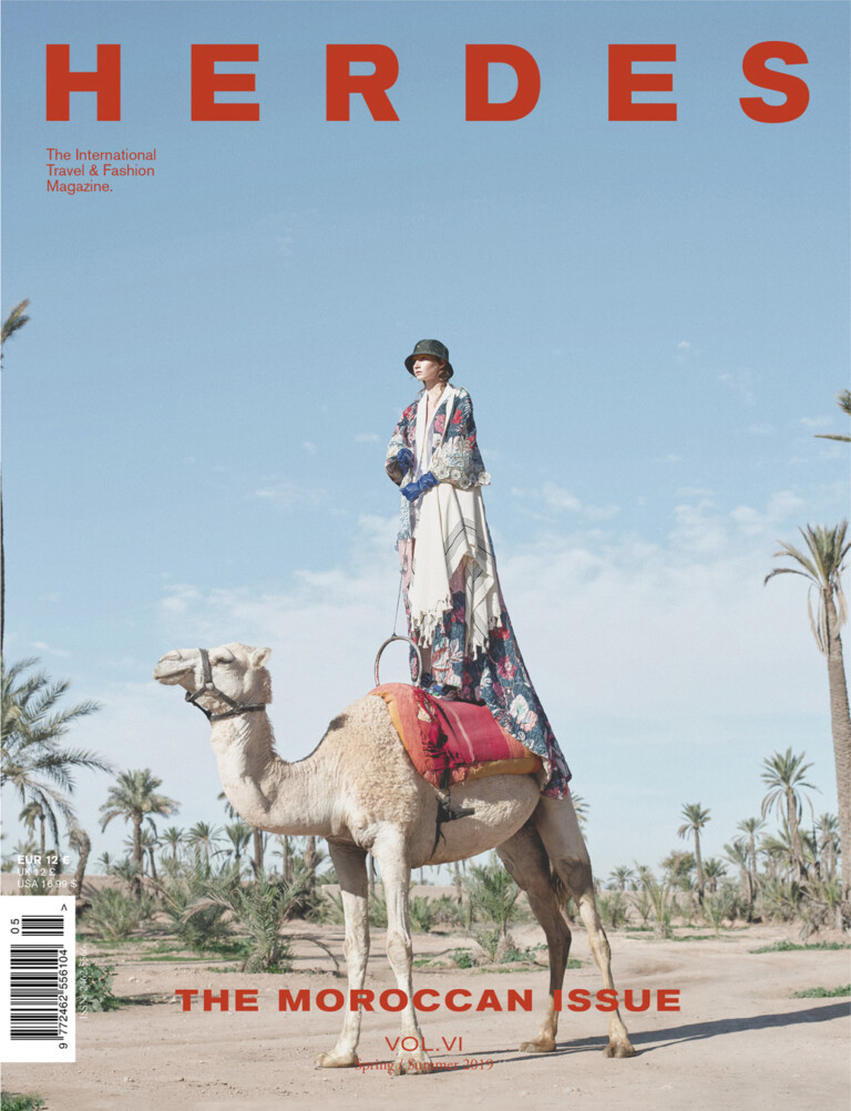 modelo de pie encima de un camello campaña Hermes