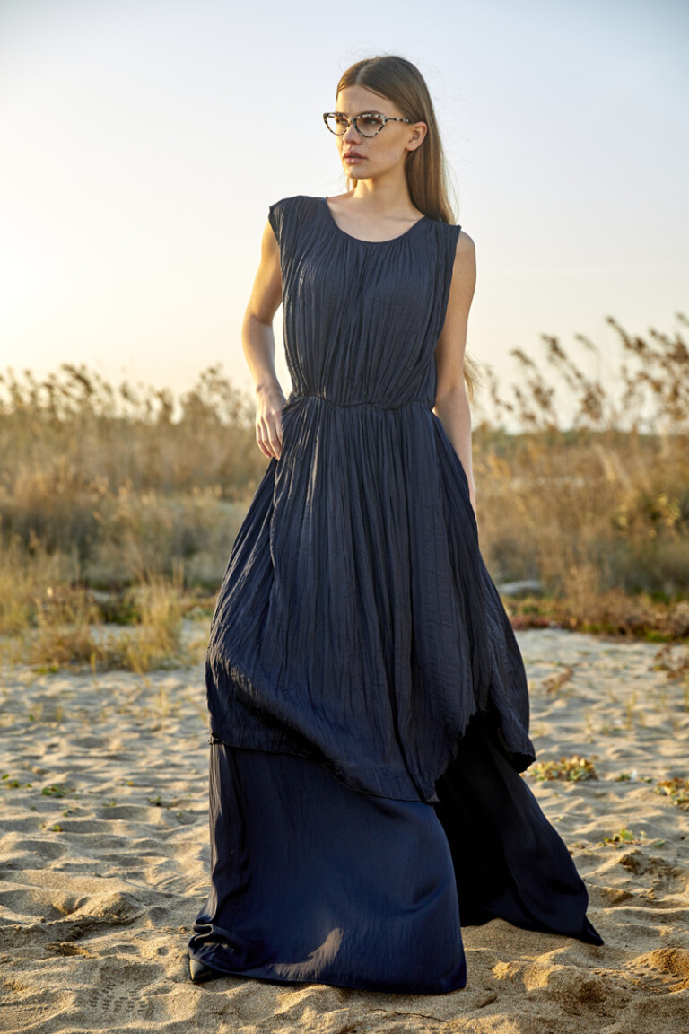 modelo con vestido negro